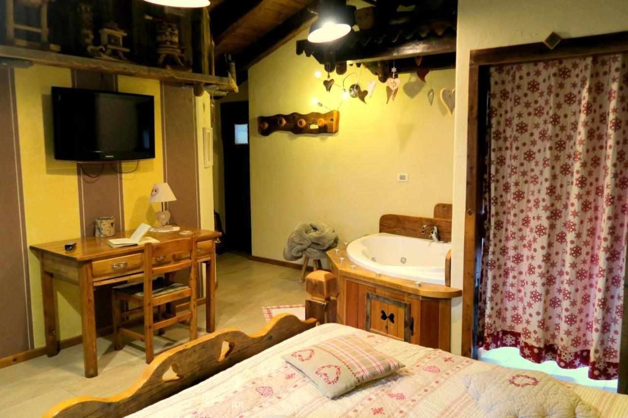 Romantica Suite Con Vasca Idromassaggio アオスタ エクステリア 写真
