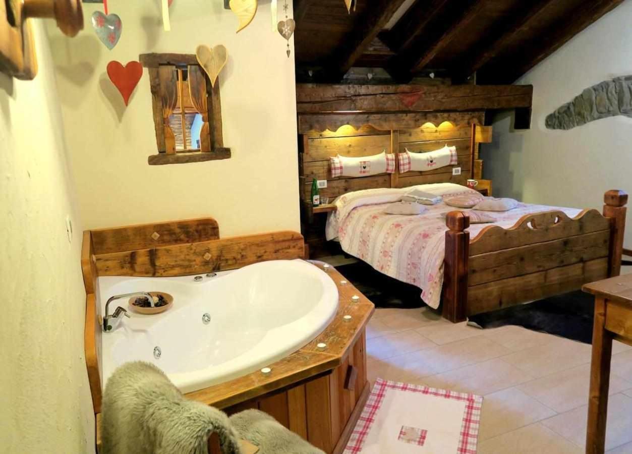 Romantica Suite Con Vasca Idromassaggio アオスタ エクステリア 写真